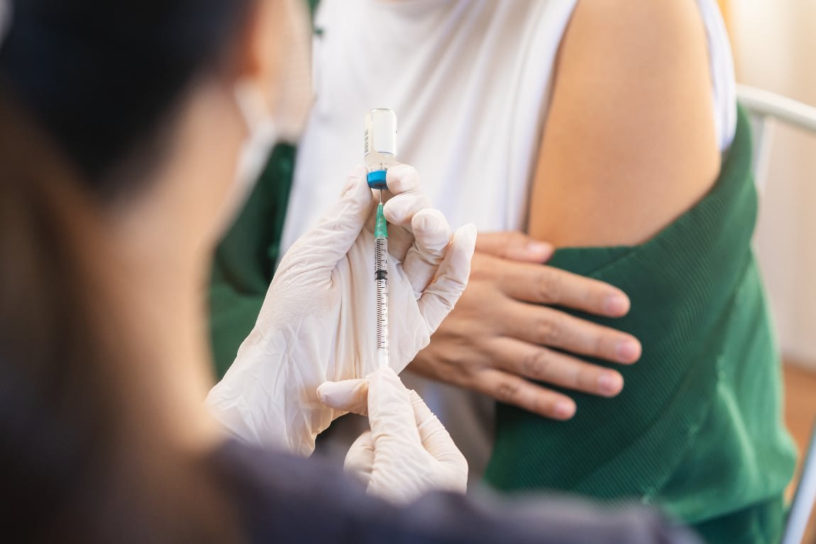An allergist at Houston ENT and Allergy drawing allergy serum to administer an injection on a patient